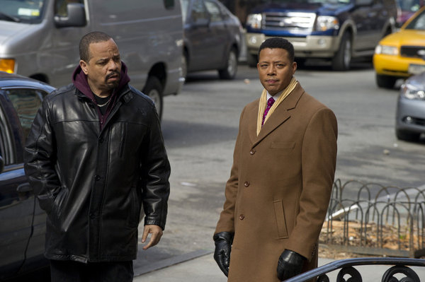 Still of Ice-T and Terrence Howard in Law & Order: Special Victims Unit (1999)