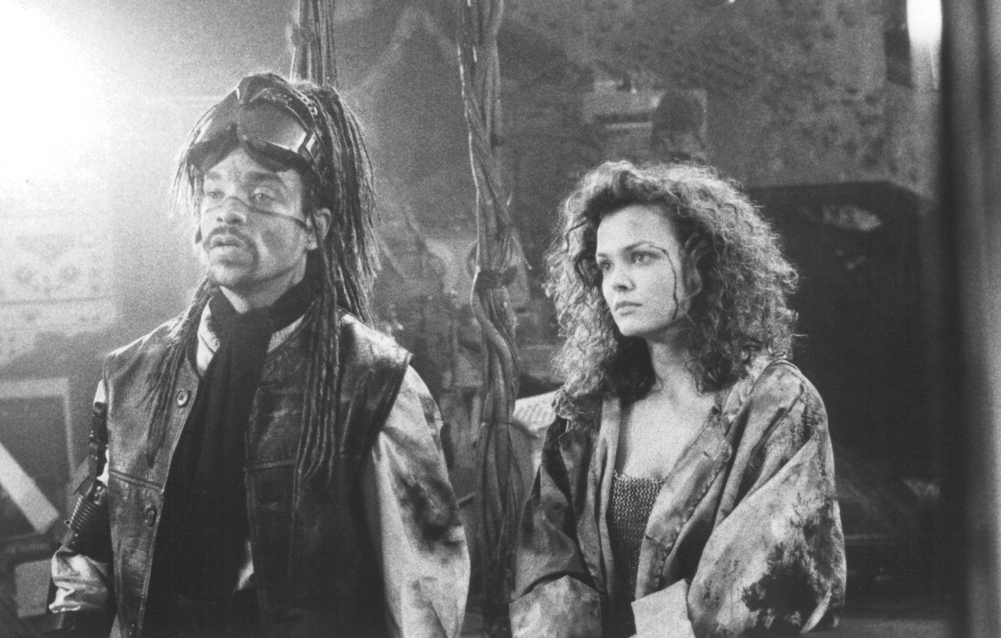 Still of Dina Meyer and Ice-T in Johnny Mnemonic (1995)