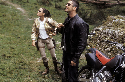 Still of Angelina Jolie and Gerard Butler in Lara Croft Tomb Raider: The Cradle of Life (2003)