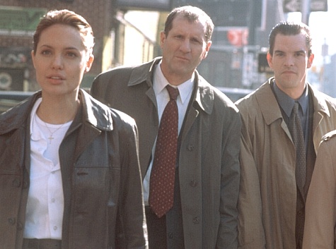 Still of Angelina Jolie, Michael McGlone and Ed O'Neill in The Bone Collector (1999)