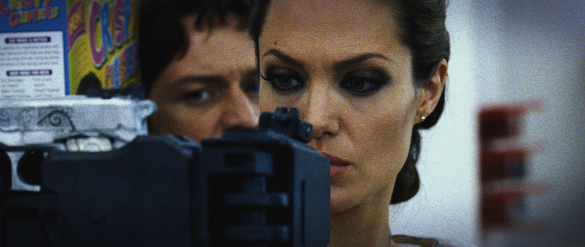Still of Angelina Jolie and James McAvoy in Ieskomas (2008)