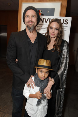 Brad Pitt, Angelina Jolie and Maddox Jolie-Pitt at event of Nenugalimas (2009)