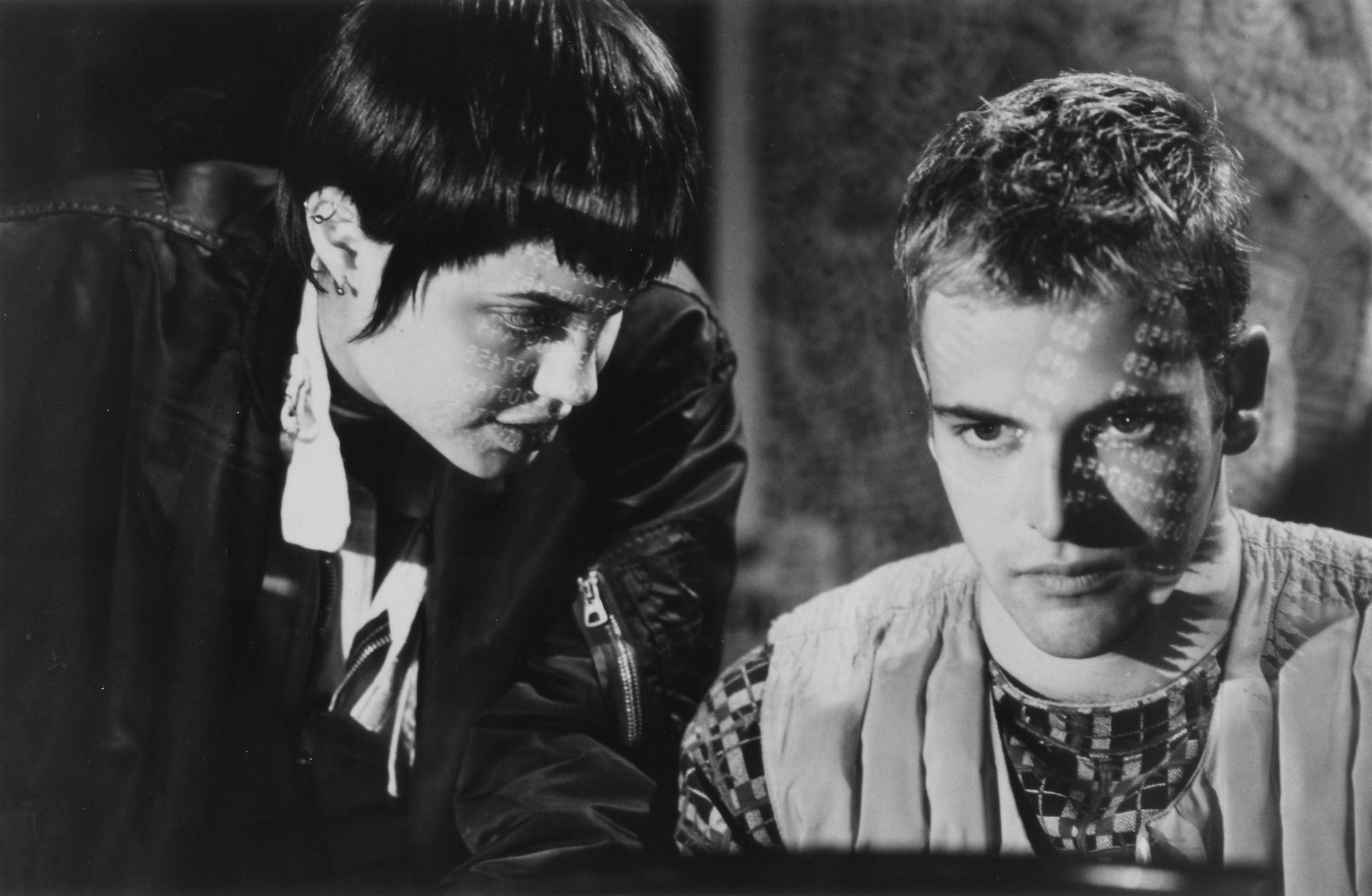 Still of Angelina Jolie and Jonny Lee Miller in Hackers (1995)