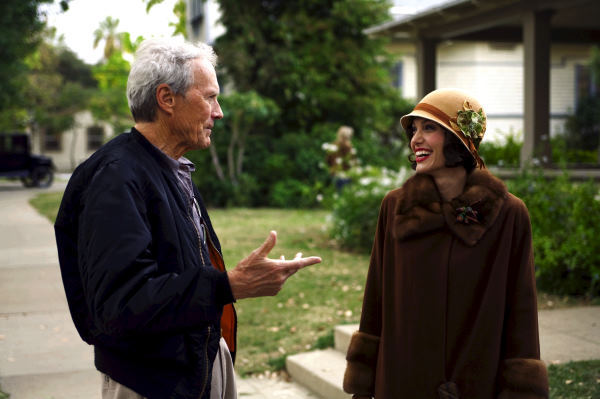 Still of Clint Eastwood and Angelina Jolie in Laumes vaikas (2008)