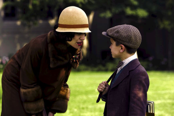 Still of Angelina Jolie and Gattlin Griffith in Laumes vaikas (2008)