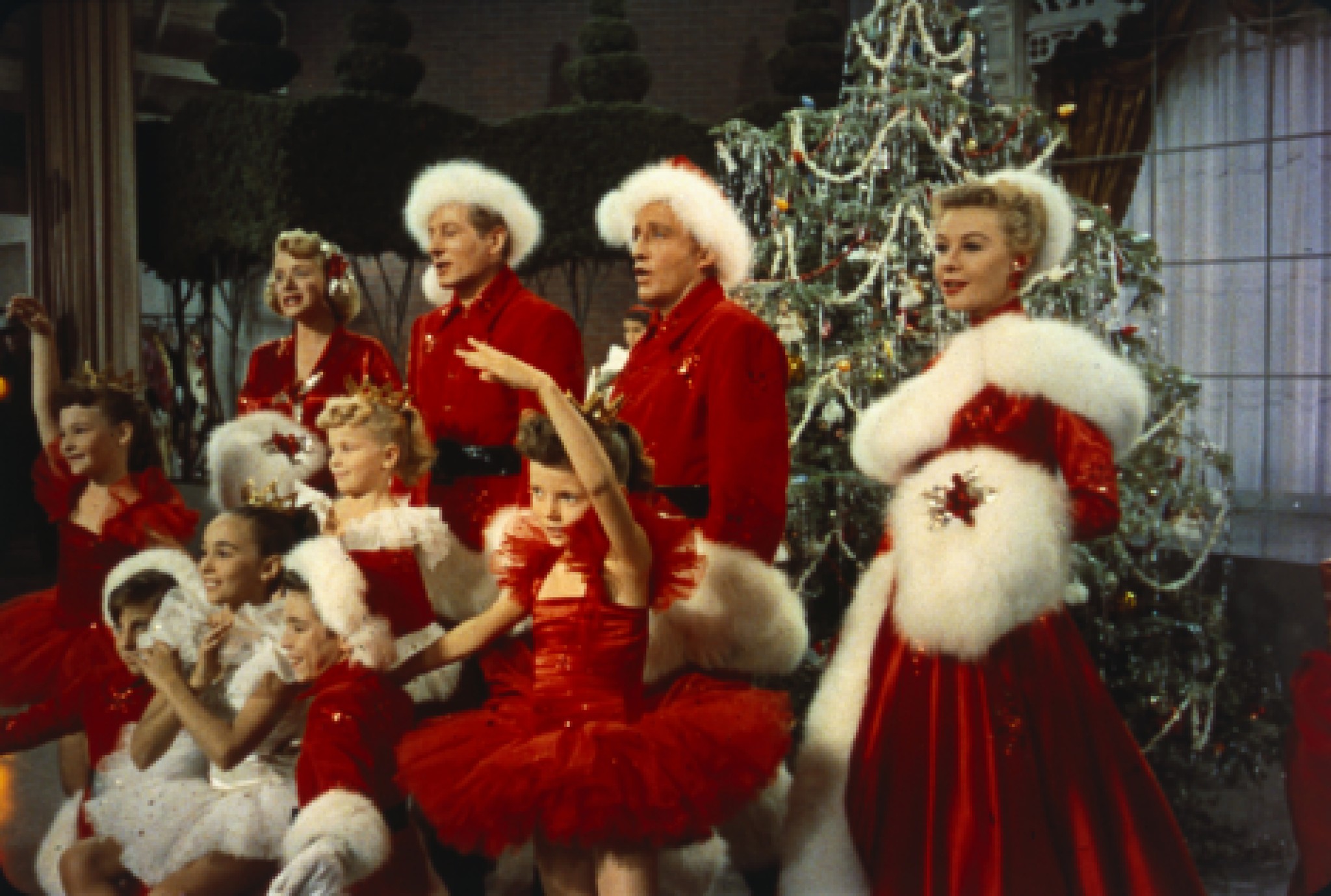Still of Bing Crosby, Danny Kaye, Rosemary Clooney and Vera-Ellen in White Christmas (1954)