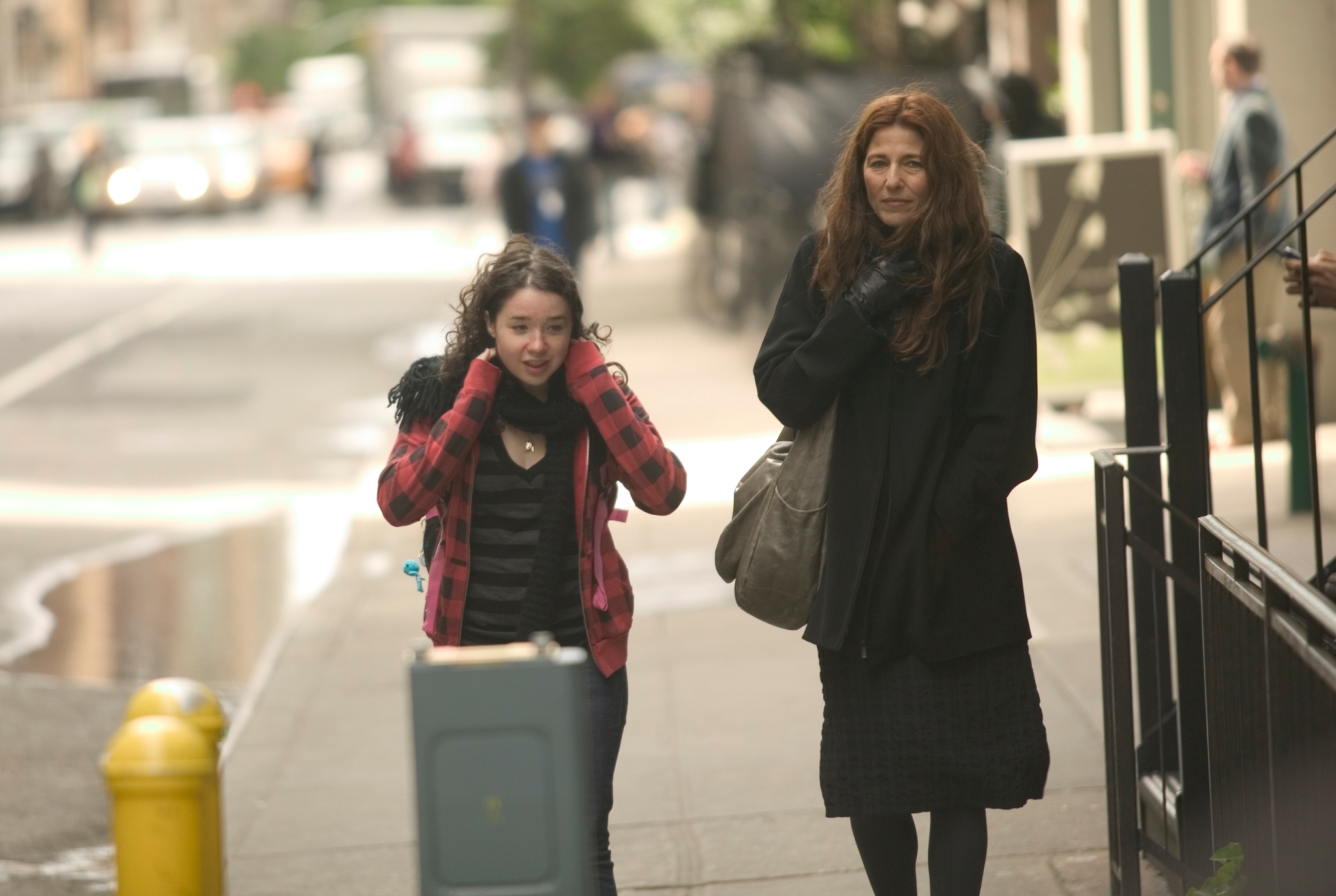 Still of Catherine Keener and Sarah Steele in Please Give (2010)