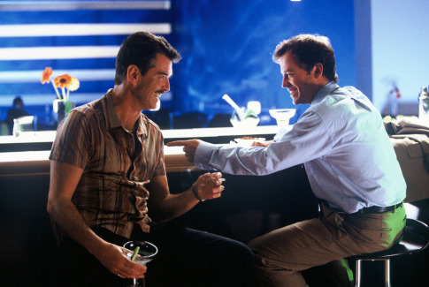Still of Pierce Brosnan and Greg Kinnear in The Matador (2005)