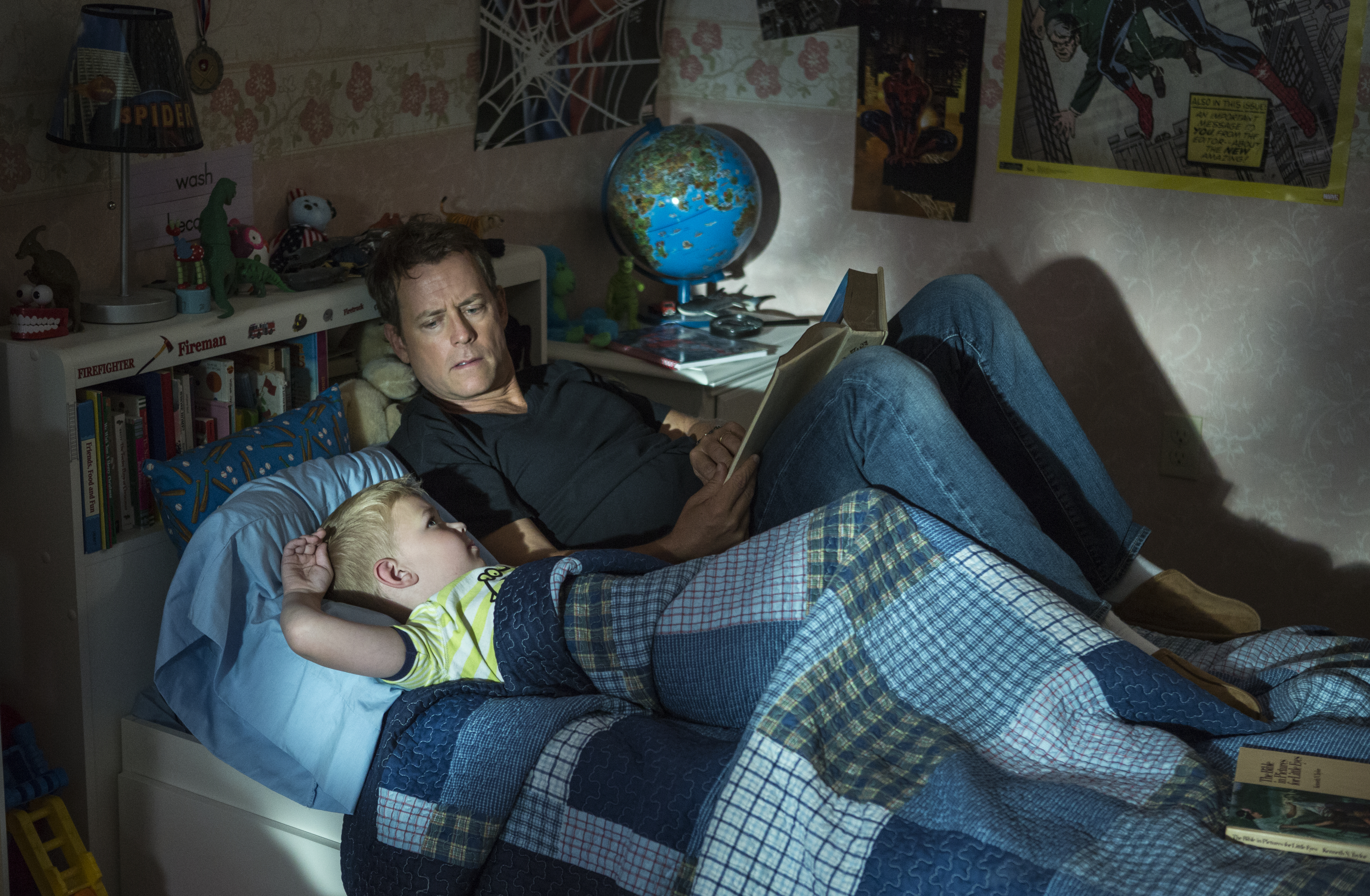 Still of Greg Kinnear and Connor Corum in Heaven Is for Real (2014)