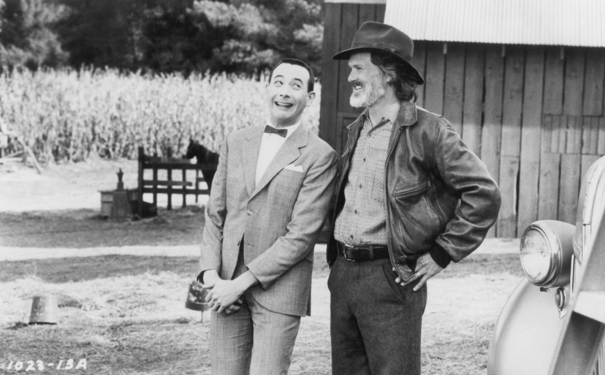 Still of Paul Reubens and Kris Kristofferson in Big Top Pee-wee (1988)