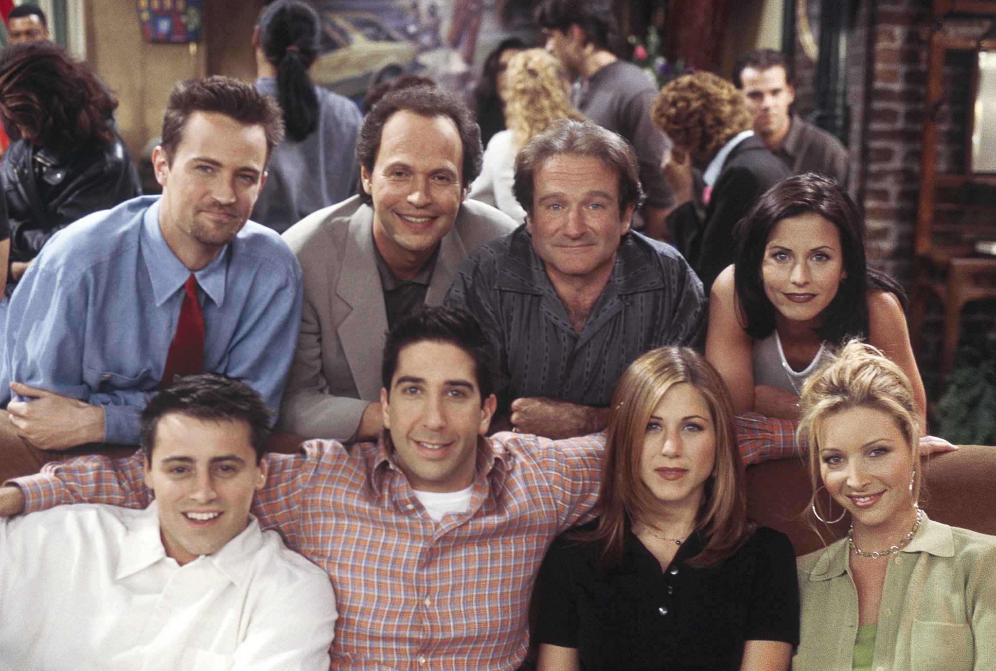 Still of Jennifer Aniston, Robin Williams, Billy Crystal, Courteney Cox, Lisa Kudrow, Matt LeBlanc, Matthew Perry and David Schwimmer in Draugai (1994)