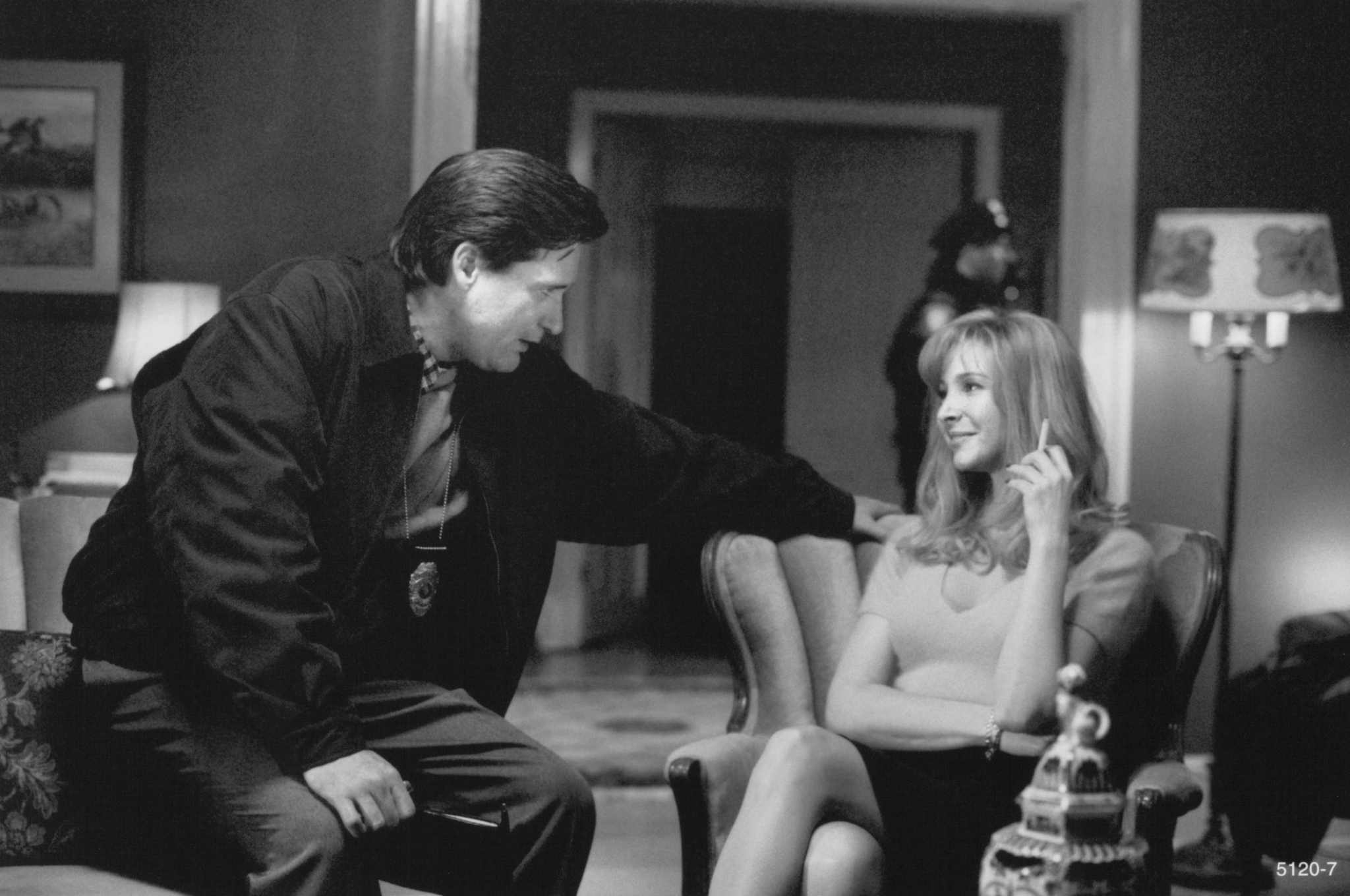Still of Bill Pullman and Lisa Kudrow in Lucky Numbers (2000)
