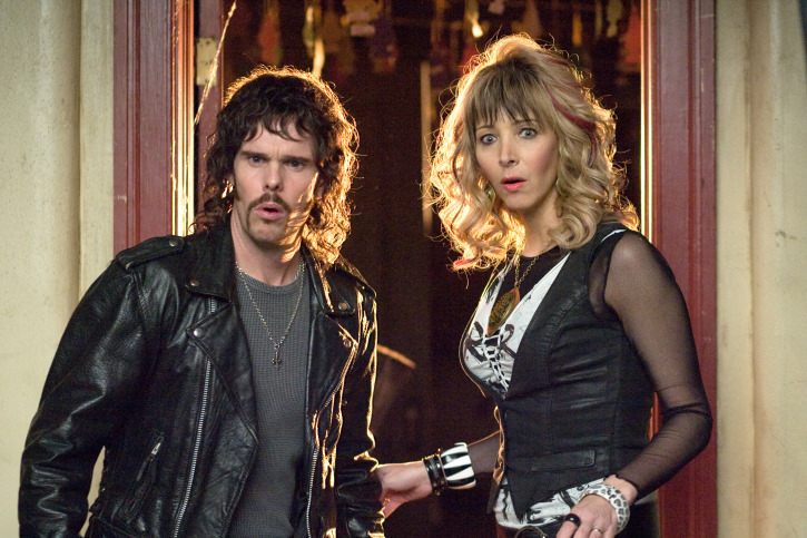 Still of Kevin Dillon and Lisa Kudrow in Hotel for Dogs (2009)
