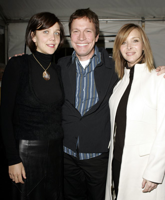 Lisa Kudrow, Maggie Gyllenhaal and Don Roos at event of Happy Endings (2005)