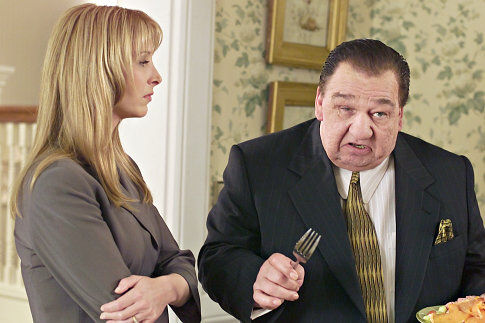 Still of Lisa Kudrow and Joe Viterelli in Sutrikusi mafija (2002)