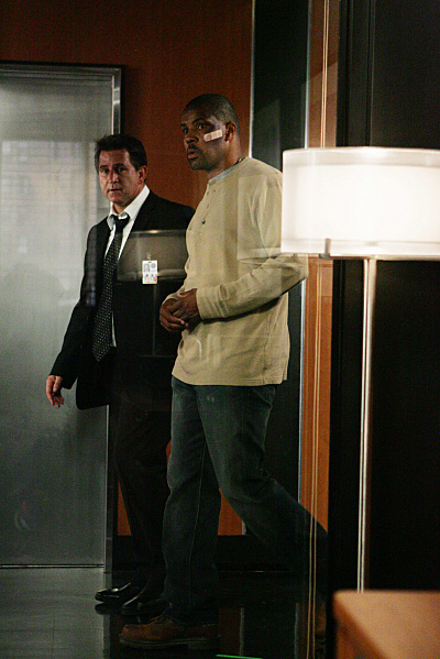 Still of Anthony LaPaglia and Eriq La Salle in Without a Trace (2002)