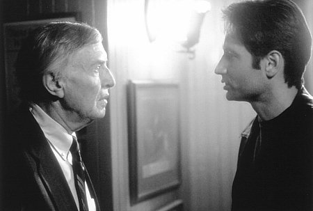 Still of David Duchovny and Martin Landau in The X Files (1998)