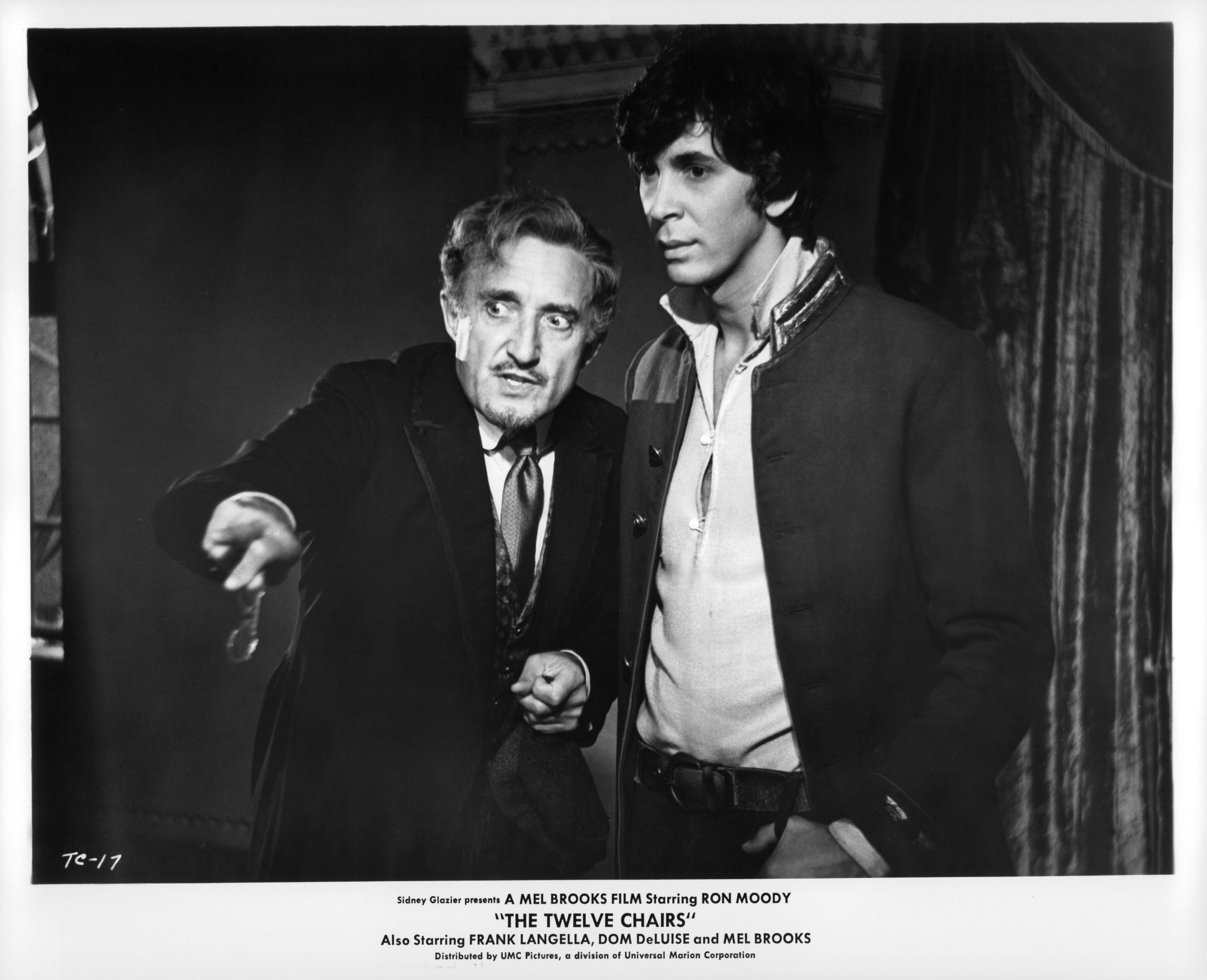 Still of Frank Langella and Ron Moody in The Twelve Chairs (1970)