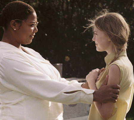 Still of Queen Latifah and Dakota Fanning in The Secret Life of Bees (2008)