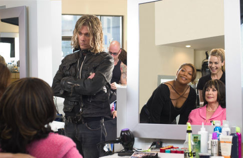 Jorge (KEVIN BACON) looks on as Gina (QUEEN LATIFAH) and Lynn (ALICIA SILVERSTONE) finish with a client in MGM Pictures' comedy BEAUTY SHOP.