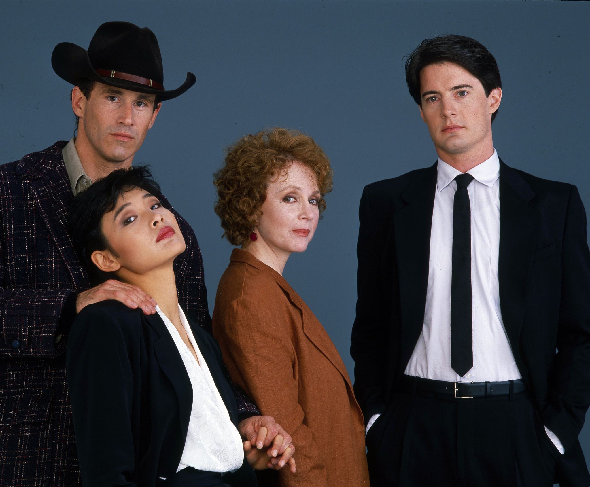 Still of Joan Chen, Piper Laurie, Kyle MacLachlan and Michael Ontkean in Twin Pykso miestelis (1990)