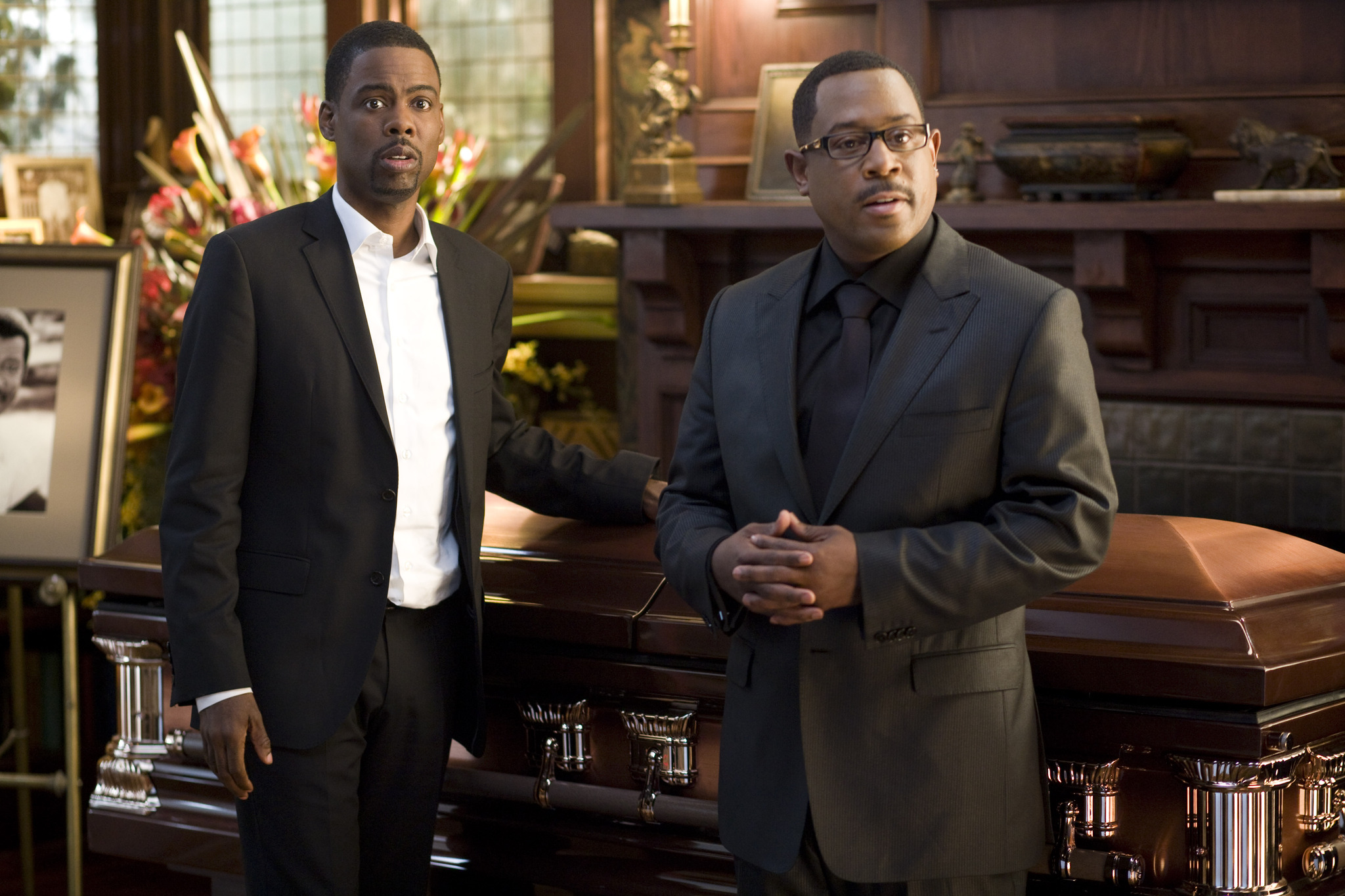 Still of Martin Lawrence and Chris Rock in Death at a Funeral (2010)