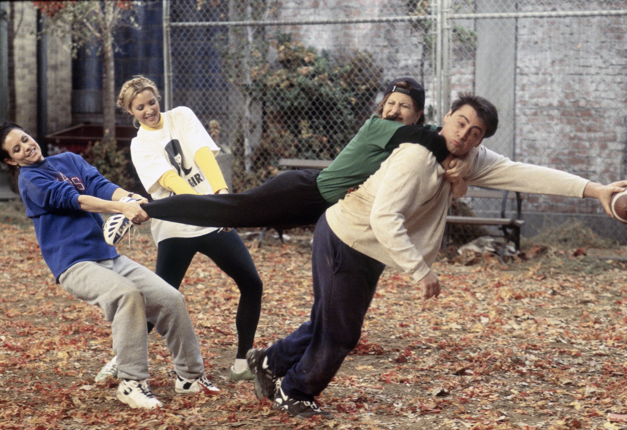 Still of Jennifer Aniston, Courteney Cox, Lisa Kudrow and Matt LeBlanc in Draugai (1994)