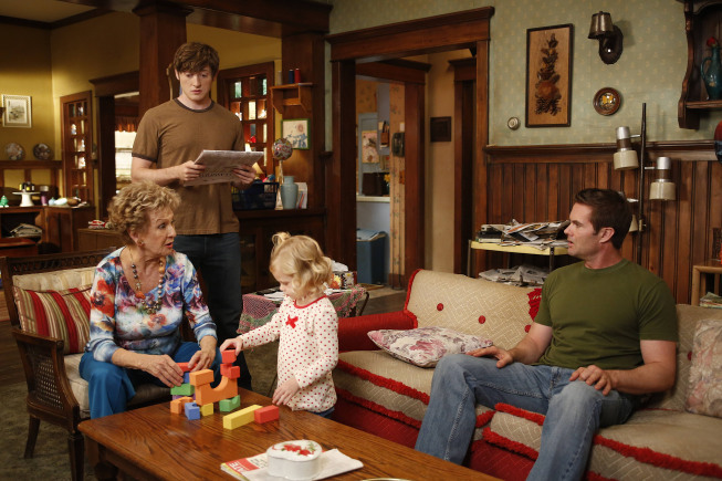 Still of Cloris Leachman, Garret Dillahunt, Lucas Neff and Rylie Cregut in Mazyle Houp (2010)