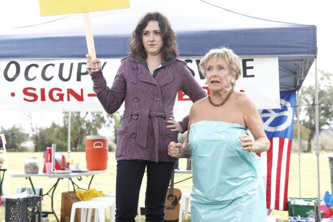 Still of Cloris Leachman and Shannon Woodward in Mazyle Houp (2010)