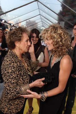 Cloris Leachman and AnnaLynne McCord at event of Metro uzgrobimas (2009)