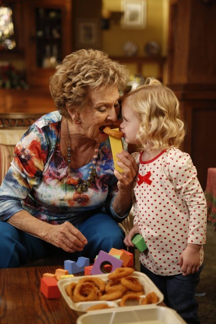Still of Cloris Leachman and Rylie Cregut in Mazyle Houp (2010)