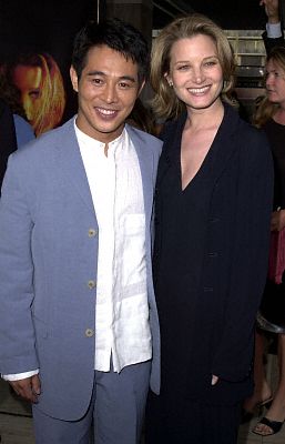 Bridget Fonda and Jet Li at event of Drakono bucinys (2001)