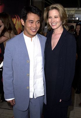 Bridget Fonda and Jet Li at event of Drakono bucinys (2001)