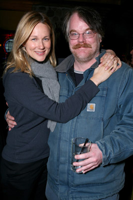 Philip Seymour Hoffman and Laura Linney at event of The Savages (2007)