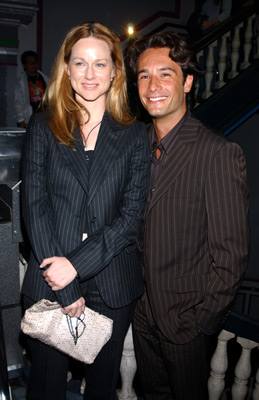 Laura Linney and Rodrigo Santoro at event of Carandiru (2003)