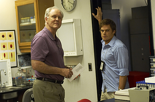 Still of John Lithgow and Michael C. Hall in Deksteris (2006)