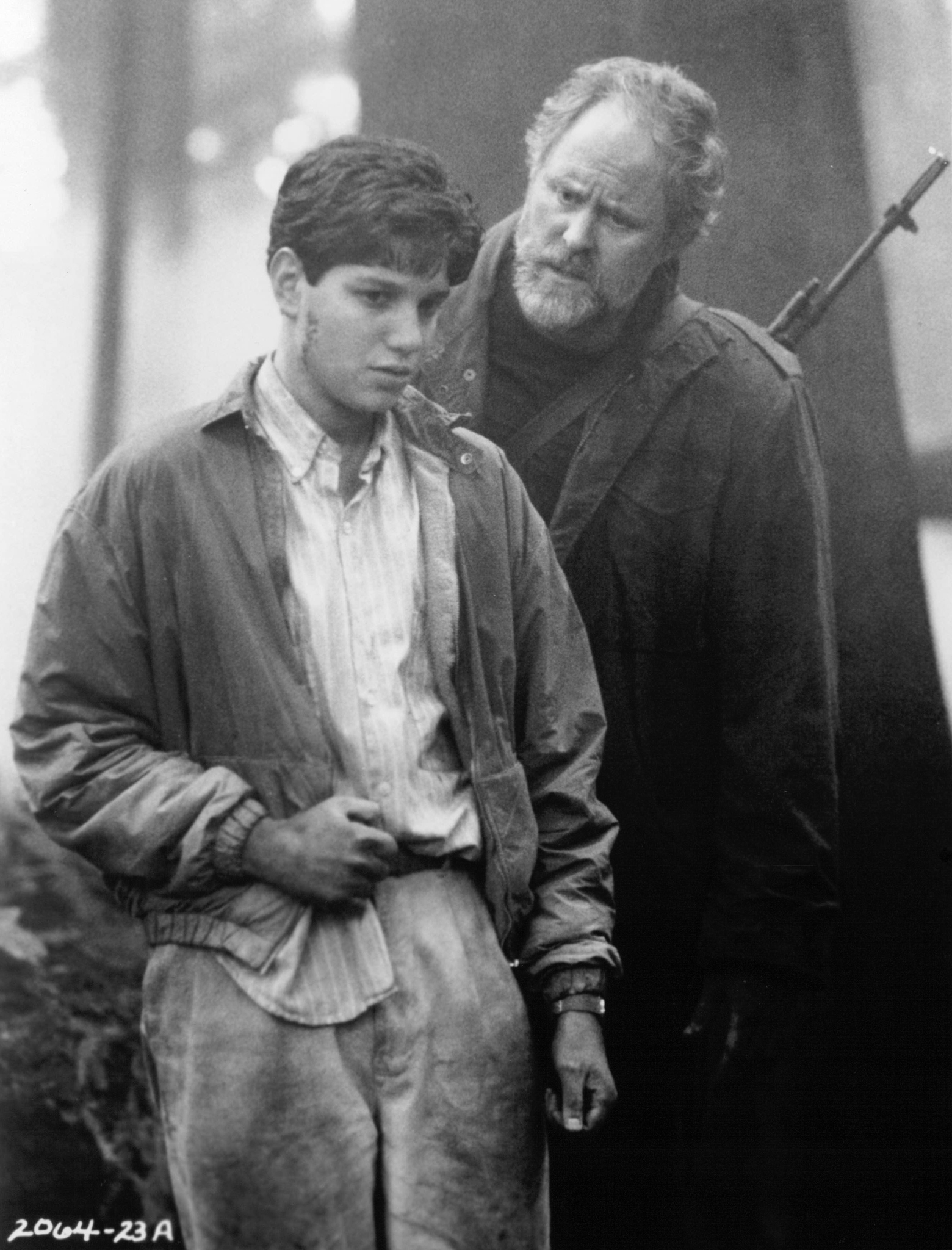 Still of John Lithgow and Ralph Macchio in Distant Thunder (1988)