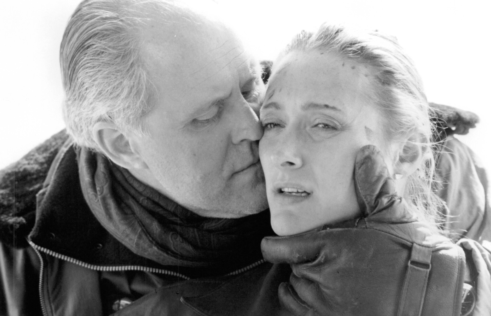 Still of John Lithgow and Caroline Goodall in Cliffhanger (1993)