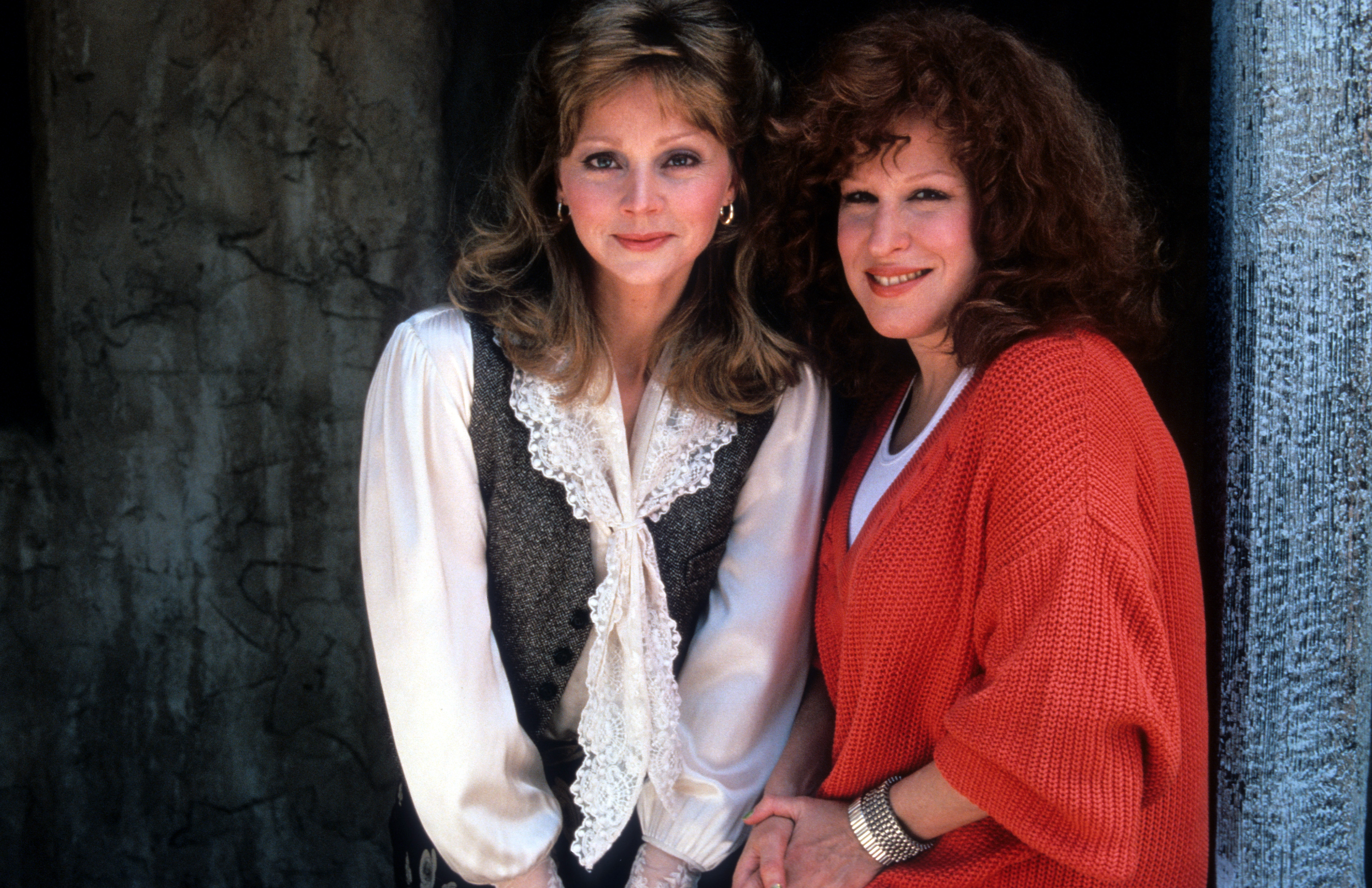 Still of Bette Midler and Shelley Long in Outrageous Fortune (1987)