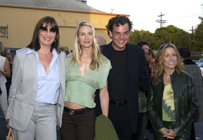 Anjelica Huston, Kelly Lynch, Sheryl Crow and Danny Huston at event of Ivansxtc (2000)