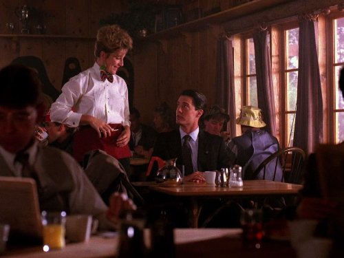 Still of Kyle MacLachlan and Jill Engels in Twin Pykso miestelis (1990)