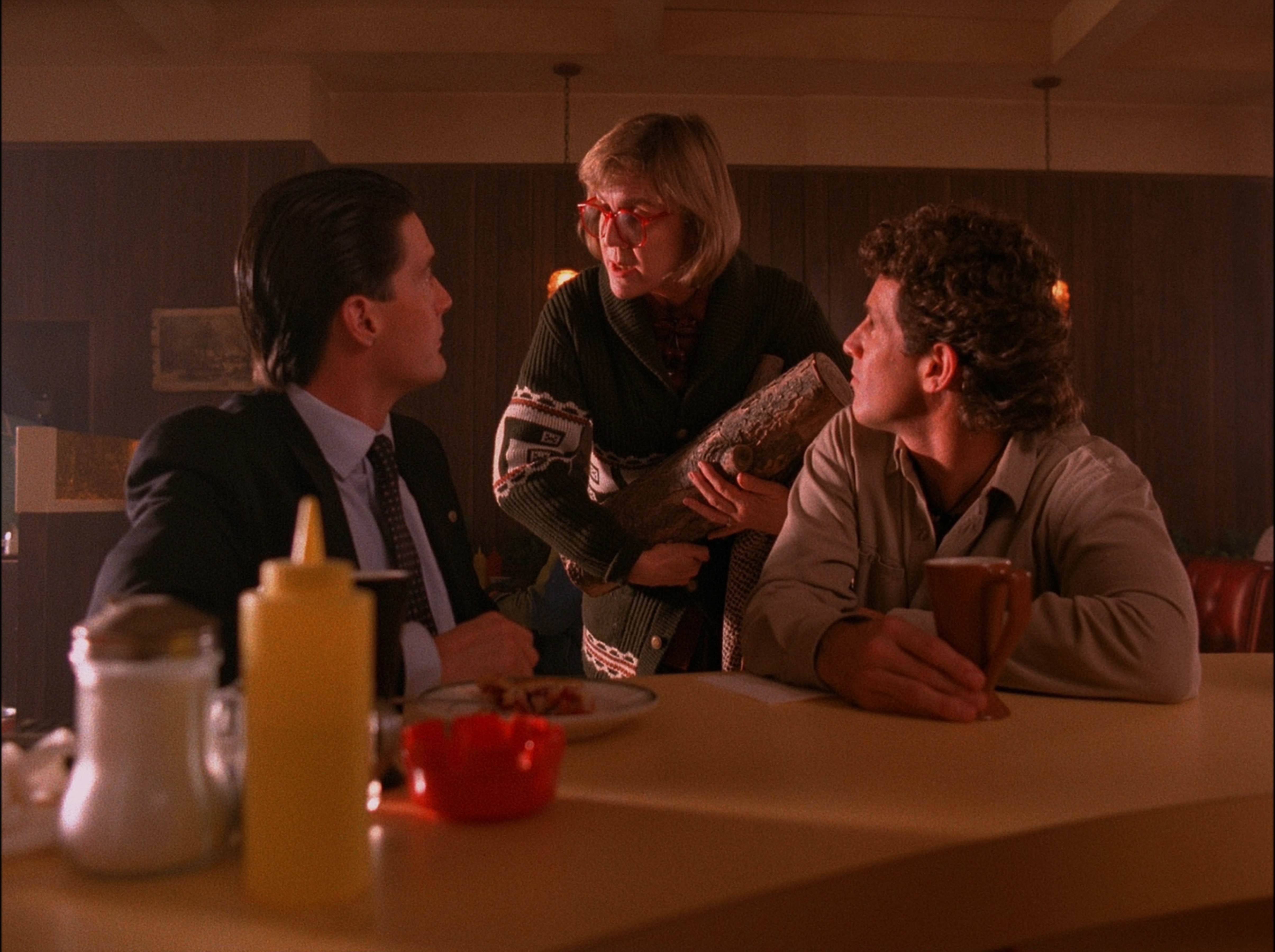 Still of Kyle MacLachlan, Catherine E. Coulson and Michael Ontkean in Twin Pykso miestelis (1990)