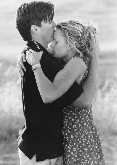 Still of Elisabeth Shue and Kyle MacLachlan in The Trigger Effect (1996)