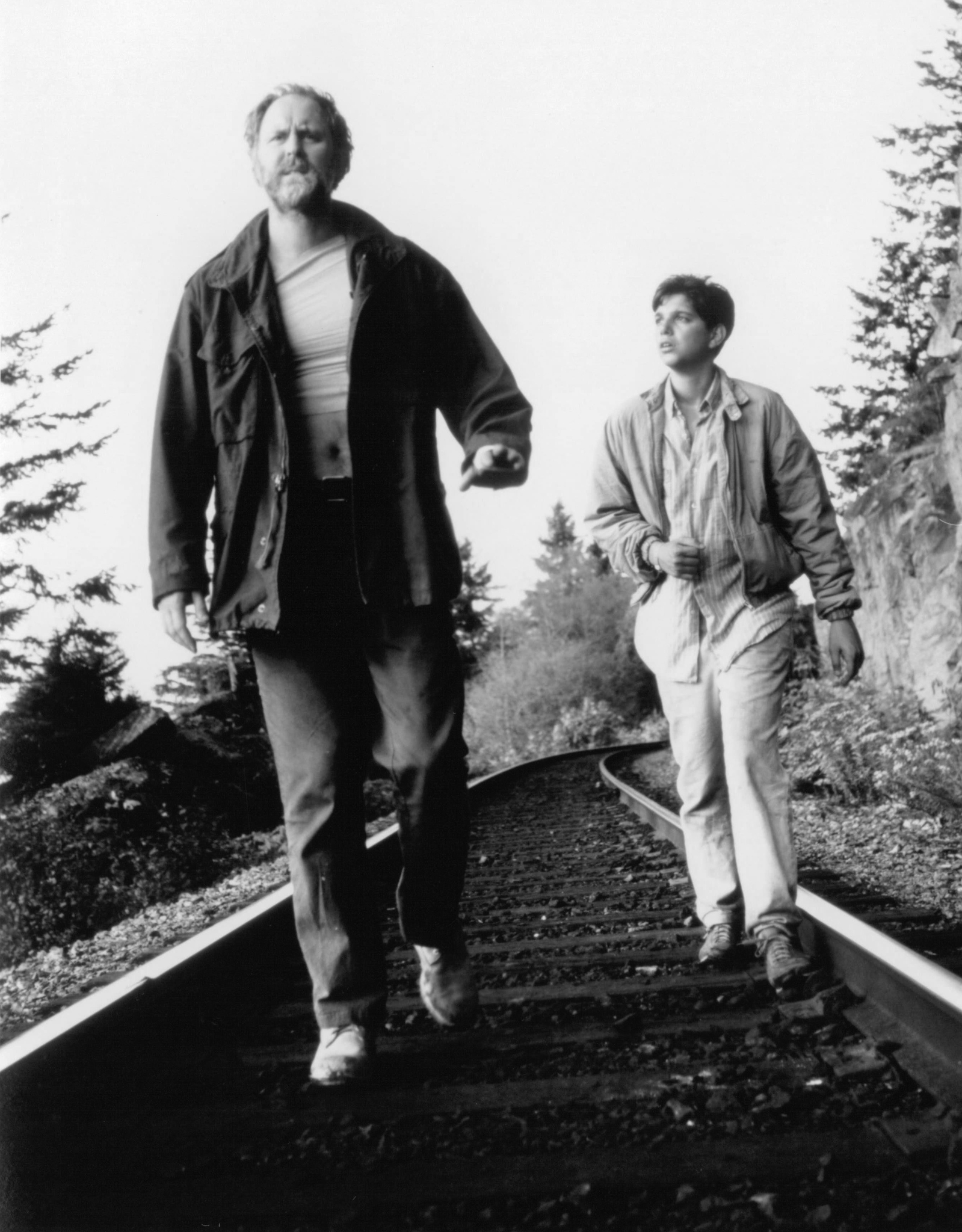 Still of John Lithgow and Ralph Macchio in Distant Thunder (1988)