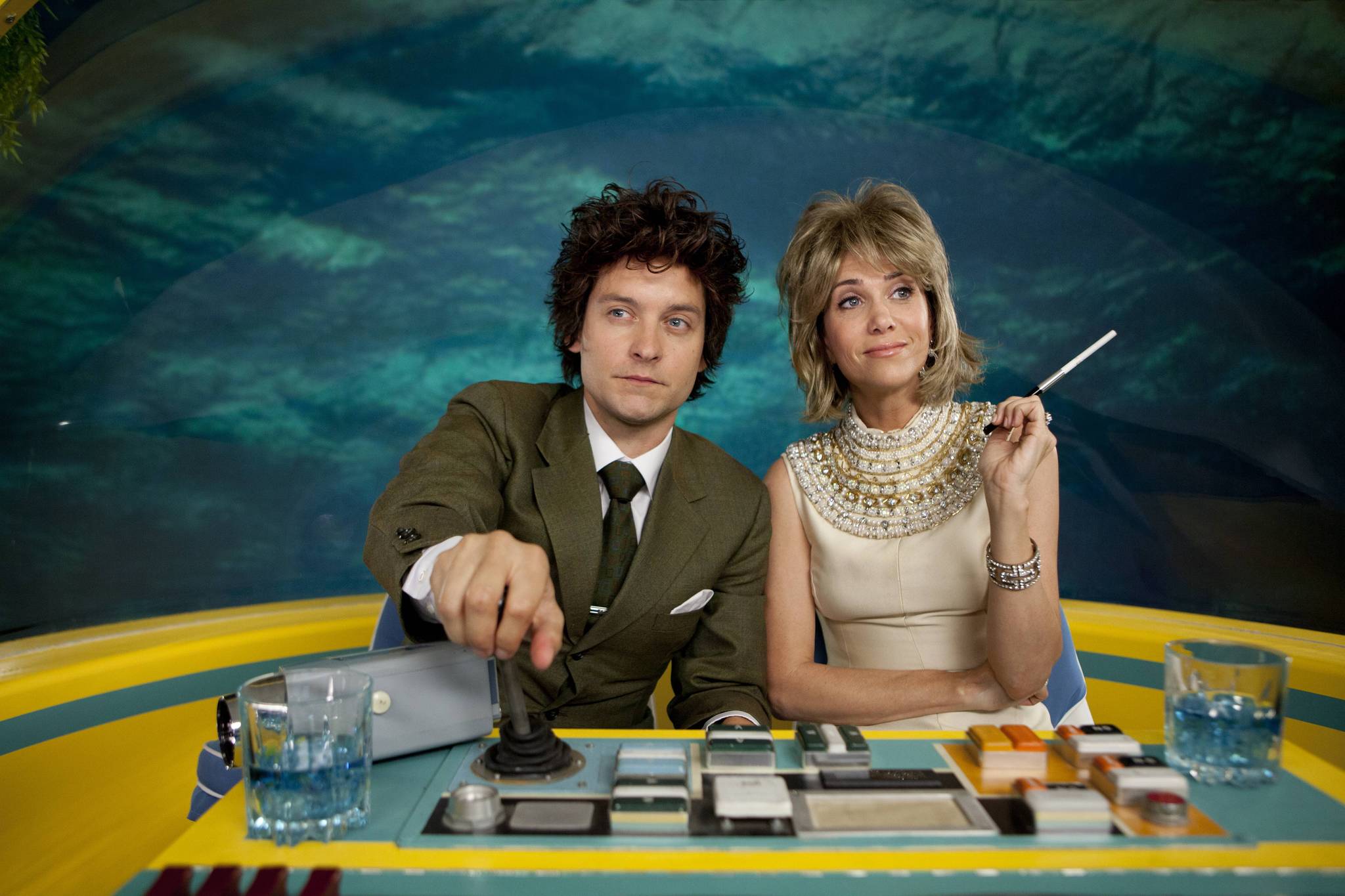 Still of Tobey Maguire and Kristen Wiig in The Spoils of Babylon (2014)