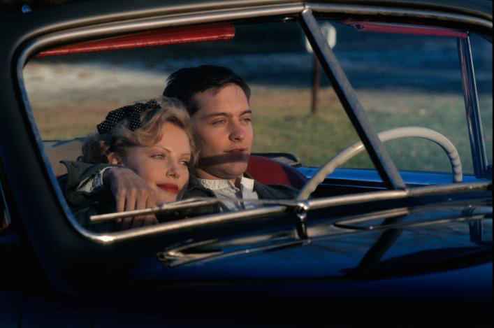 Still of Charlize Theron and Tobey Maguire in The Cider House Rules (1999)
