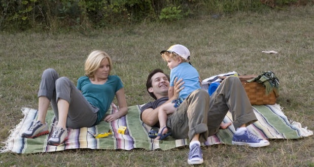 Still of Tobey Maguire and Elizabeth Banks in The Details (2011)