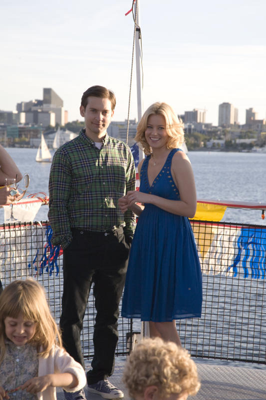 Still of Tobey Maguire and Elizabeth Banks in The Details (2011)