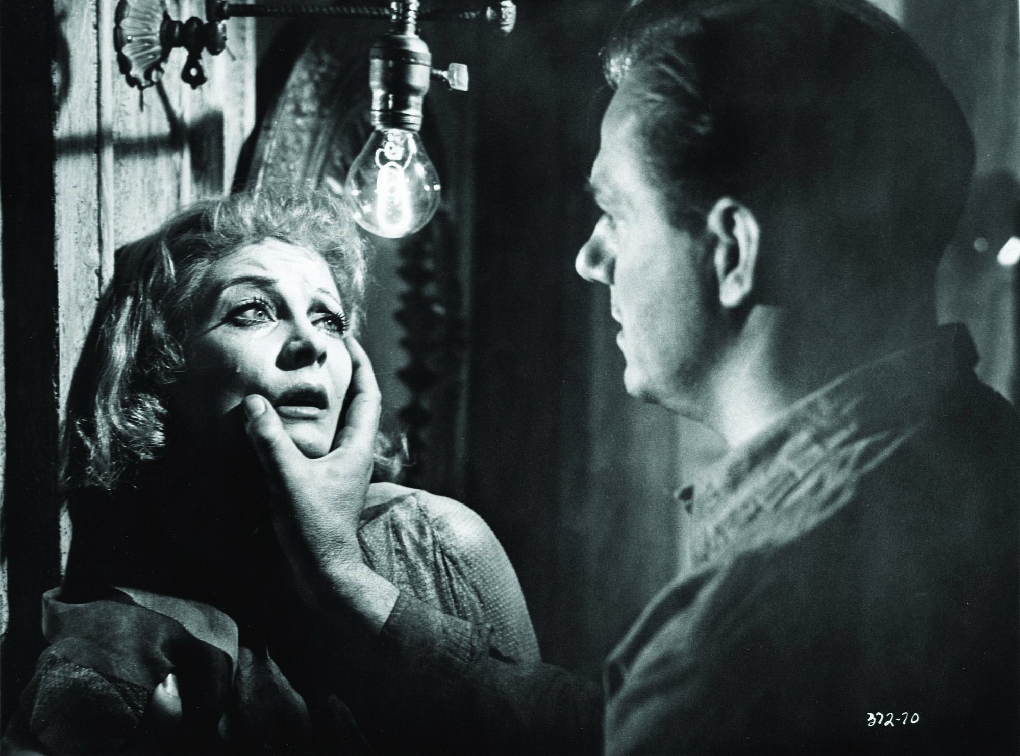 Still of Vivien Leigh and Karl Malden in A Streetcar Named Desire (1951)