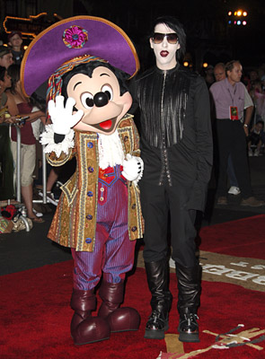 Marilyn Manson and Wayne Allwine at event of Karibu piratai: numirelio skrynia (2006)